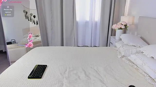Snapshot of Amina_Youn chatting on May 4, 2026, 12:23 pm Amina Youn online show from May 4, 2026, 12:23 pm