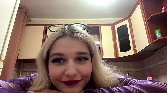 MiaBerlateen online show from February 9, 2026, 2:43 pm