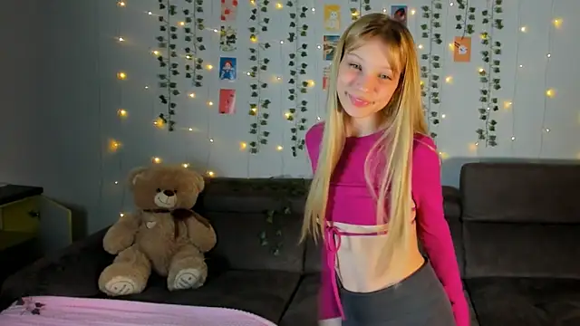 Kiracute18 online show from March 10, 2026, 5:18 pm