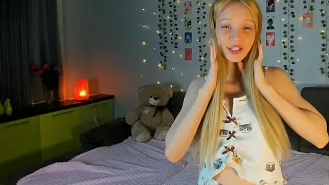 Kiracute18 online show from April 24, 2026, 4:53 pm