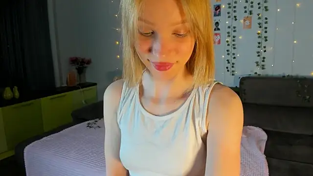 Snapshot of Kiracute18 chatting on May 19, 2026, 7:42 pm Kiracute18 online show from May 19, 2026, 7:42 pm