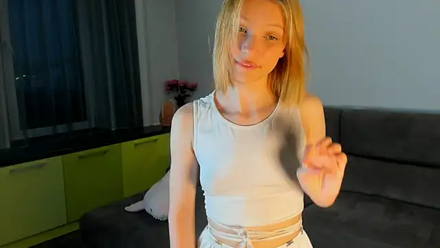 Snapshot of Kiracute18 chatting on June 1, 2026, 4:52 pm Kiracute18 online show from June 1, 2026, 4:52 pm