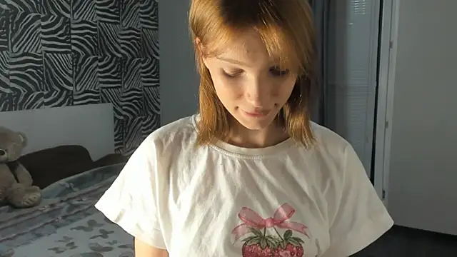 Snapshot of Kiracute18 chatting on July 31, 2026, 5:45 pm Kiracute18 online show from July 31, 2026, 5:45 pm