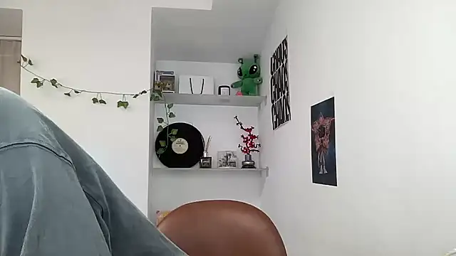Snapshot of YourMilkyGuy chatting on July 1, 2026, 1:13 pm YourMilkyGuy online show from July 1, 2026, 1:13 pm