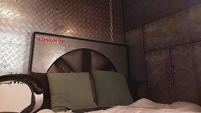 Snapshot of ItsZairen chatting on February 12, 2026, 3:45 am ItsZairen online show from February 12, 2026, 3:45 am