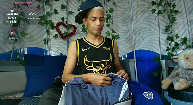 Snapshot of ItsZairen chatting on February 25, 2026, 3:16 am ItsZairen online show from February 25, 2026, 3:16 am