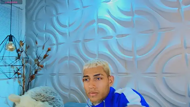 ItsZairen online show from March 29, 2026, 3:17 am