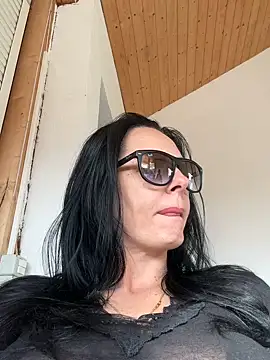 Snapshot of MiriamDelyn chatting on April 19, 2026, 2:38 pm MiriamDelyn online show from April 19, 2026, 2:38 pm