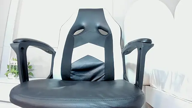 luna bradley  online show from March 24, 2026, 12:21 pm