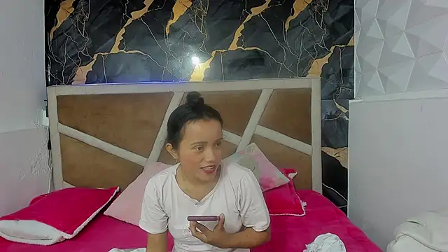 Kimmy london19 online show from April 13, 2026, 2:11 pm