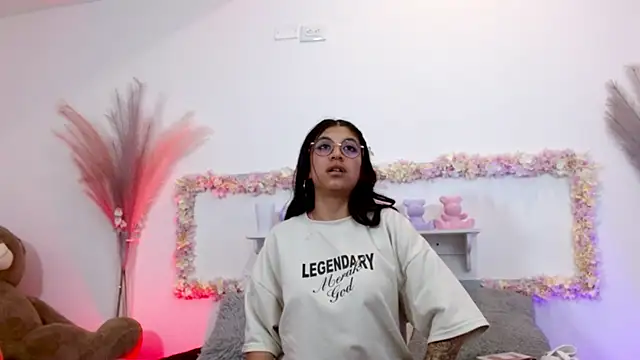 sharlotaustral18 online show from March 3, 2026, 3:56 am