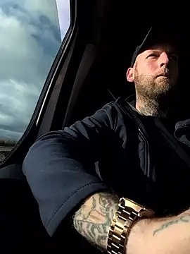 Snapshot of dave32000 chatting on February 16, 2026, 10:22 am dave32000 online show from February 16, 2026, 10:22 am