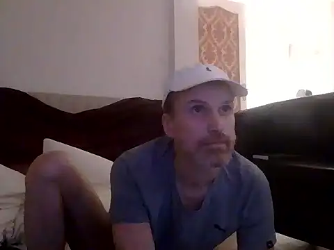 Snapshot of Mickredge chatting on February 15, 2026, 1:57 am Mickredge online show from February 15, 2026, 1:57 am