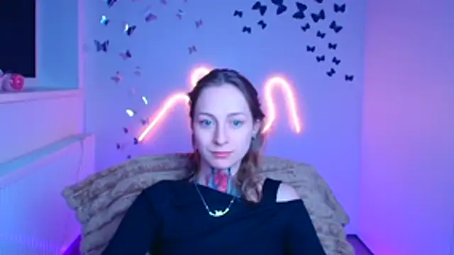 Esmi Winter online show from April 1, 2026, 11:33 am