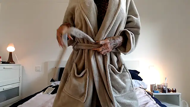 Sophie-Logan-Ink online show from April 3, 2026, 8:45 am