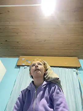 Snapshot of Luna33- chatting on May 24, 2026, 1:43 am Luna33- online show from May 24, 2026, 1:43 am