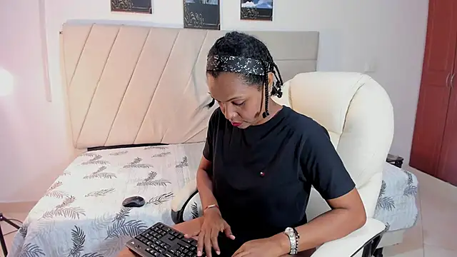 Snapshot of samaraa_smith1 chatting on April 15, 2026, 12:34 pm samaraa smith1 online show from April 15, 2026, 12:34 pm