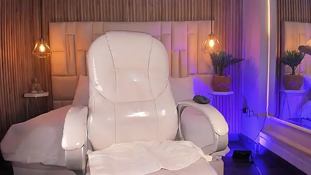 Snapshot of KittyLyne_ chatting on February 12, 2026, 12:33 pm KittyLyne online show from February 12, 2026, 12:33 pm