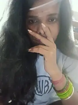 Snapshot of Desi_Couple_P chatting on August 4, 2026, 4:09 pm Desi Couple P online show from August 4, 2026, 4:09 pm