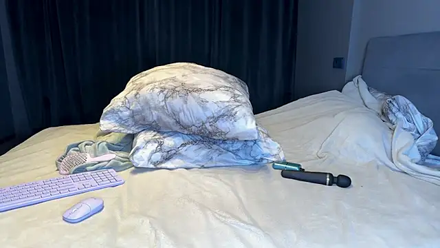 yourselenas online show from March 19, 2026, 3:49 pm