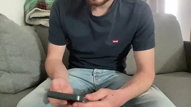 lechouilleur44 online show from April 21, 2026, 11:16 am