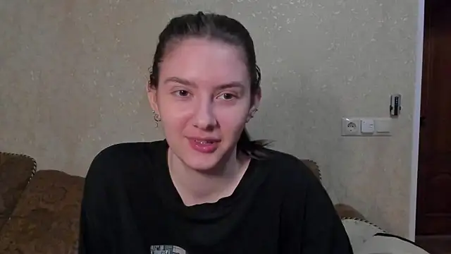 Snapshot of love_lina_muuur chatting on March 1, 2026, 7:38 pm love lina muuur online show from March 1, 2026, 7:38 pm