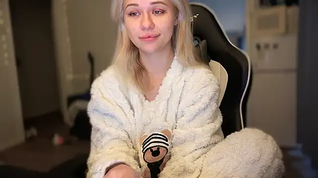 Leylia Lily online show from March 13, 2026, 9:05 am