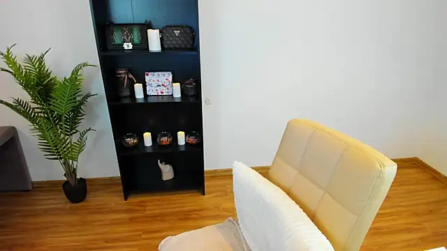 khloe starrr online show from March 23, 2026, 1:37 pm