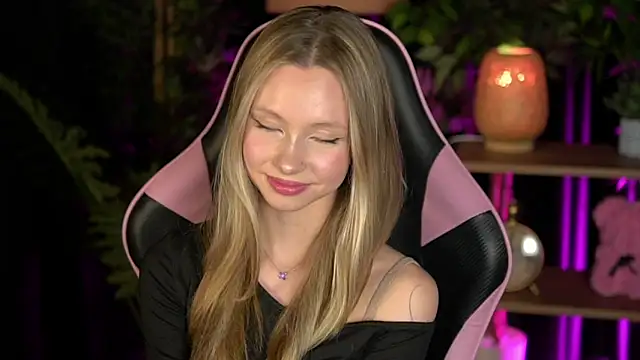 Snapshot of SweetDaisy_me chatting on February 14, 2026, 9:39 am SweetDaisy me online show from February 14, 2026, 9:39 am