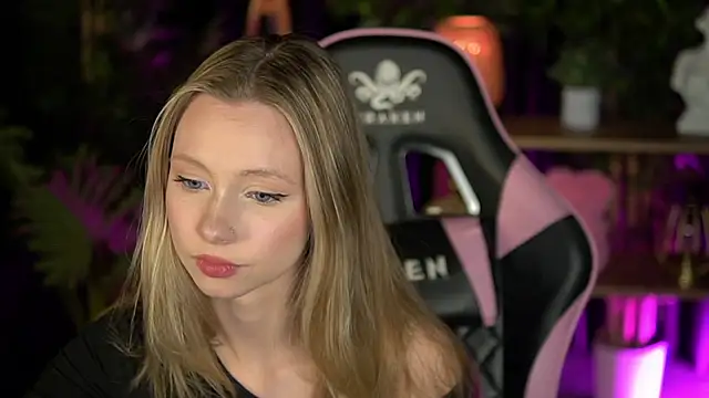 Snapshot of SweetDaisy_me chatting on February 18, 2026, 3:41 pm SweetDaisy me online show from February 18, 2026, 3:41 pm