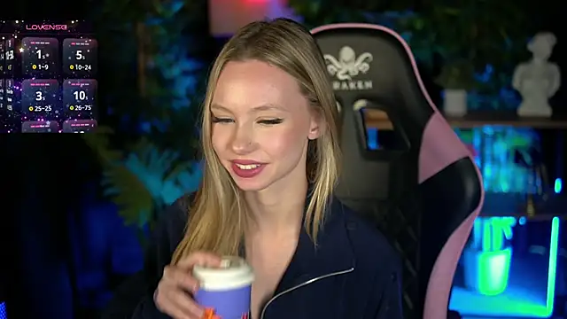 Snapshot of SweetDaisy_me chatting on February 22, 2026, 8:24 am SweetDaisy me online show from February 22, 2026, 8:24 am