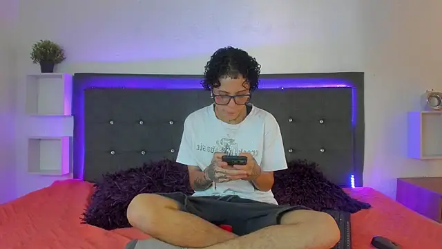 Snapshot of Ale_cuzz chatting on March 2, 2026, 3:30 pm Ale cuzz online show from March 2, 2026, 3:30 pm