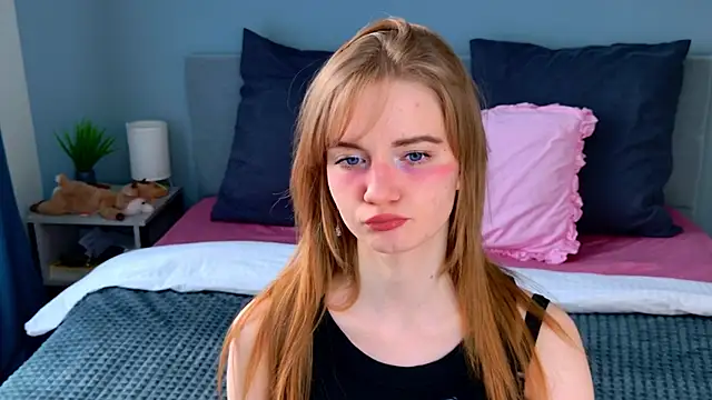 ElfieWhite online show from May 6, 2026, 4:23 pm