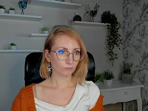 Snapshot of CinderellaMoon chatting on February 19, 2026, 6:20 am CinderellaMoon online show from February 19, 2026, 6:20 am