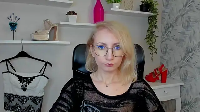 CinderellaMoon online show from March 25, 2026, 6:19 am