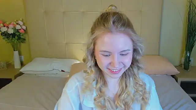 Snapshot of Linda__Bloom chatting on March 22, 2026, 1:09 am Linda Bloom online show from March 22, 2026, 1:09 am