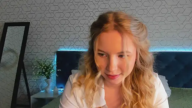 Snapshot of Linda__Bloom chatting on March 26, 2026, 2:50 am Linda Bloom online show from March 26, 2026, 2:50 am