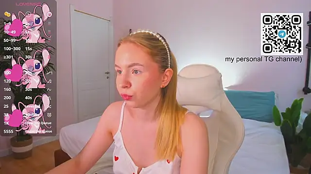 Snapshot of Linda__Bloom chatting on April 1, 2026, 1:06 am Linda Bloom online show from April 1, 2026, 1:06 am