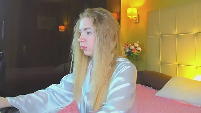 Snapshot of Linda__Bloom chatting on April 6, 2026, 1:03 am Linda Bloom online show from April 6, 2026, 1:03 am