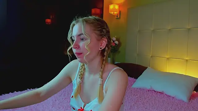 Snapshot of Linda__Bloom chatting on April 10, 2026, 1:11 am Linda Bloom online show from April 10, 2026, 1:11 am