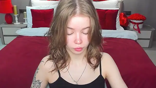 Snapshot of Violetta__Dreams chatting on February 24, 2026, 4:43 am Violetta Dreams online show from February 24, 2026, 4:43 am