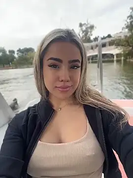 Snapshot of bellabarbiex chatting on April 14, 2026, 8:15 pm bellabarbiex online show from April 14, 2026, 8:15 pm