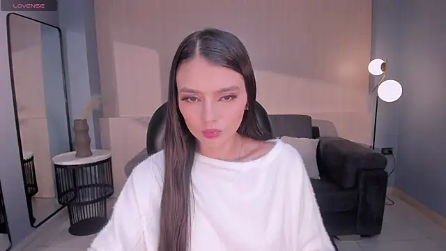 JulietteMoreau online show from April 3, 2026, 8:07 pm