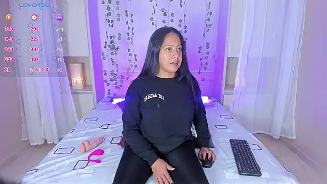 AllieBennet online show from April 17, 2026, 7:39 pm