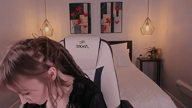 tsunamy pink online show from March 10, 2026, 1:05 pm