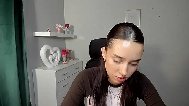 AdeleSolo online show from April 21, 2026, 5:47 am