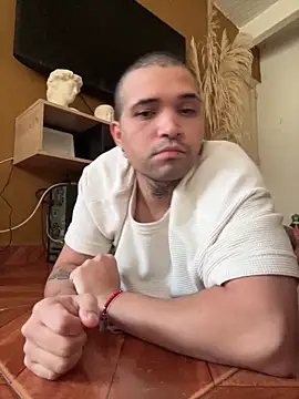 Snapshot of Simone026 chatting on February 25, 2026, 10:52 pm Simone026 online show from February 25, 2026, 10:52 pm