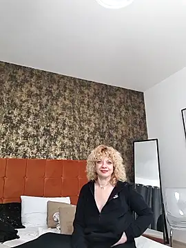 Snapshot of LaireeFelini chatting on February 23, 2026, 7:11 pm LaireeFelini online show from February 23, 2026, 7:11 pm