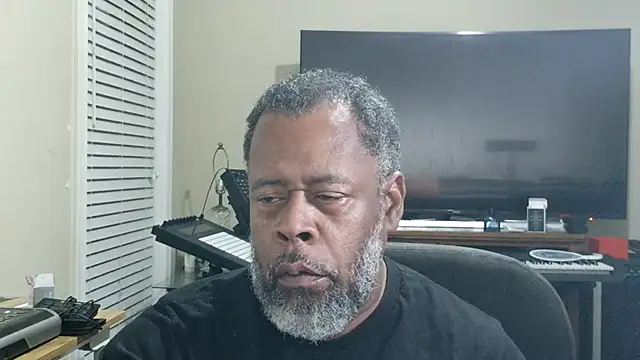 Snapshot of Cleozevo1961 chatting on July 17, 2026, 4:19 am Cleozevo1961 online show from July 17, 2026, 4:19 am
