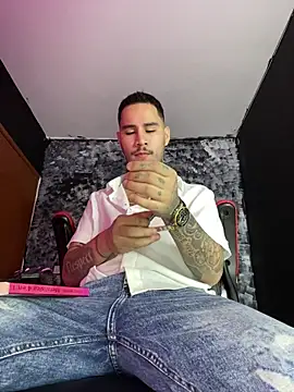 Snapshot of king_of_desire chatting on July 6, 2026, 5:04 pm king of desire online show from July 6, 2026, 5:04 pm